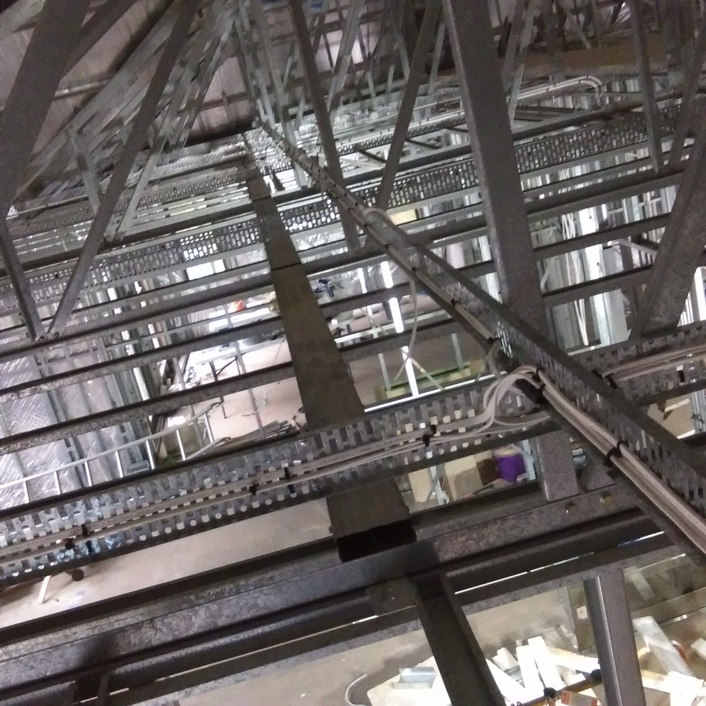 Metal-frame house wiring using cable tray support